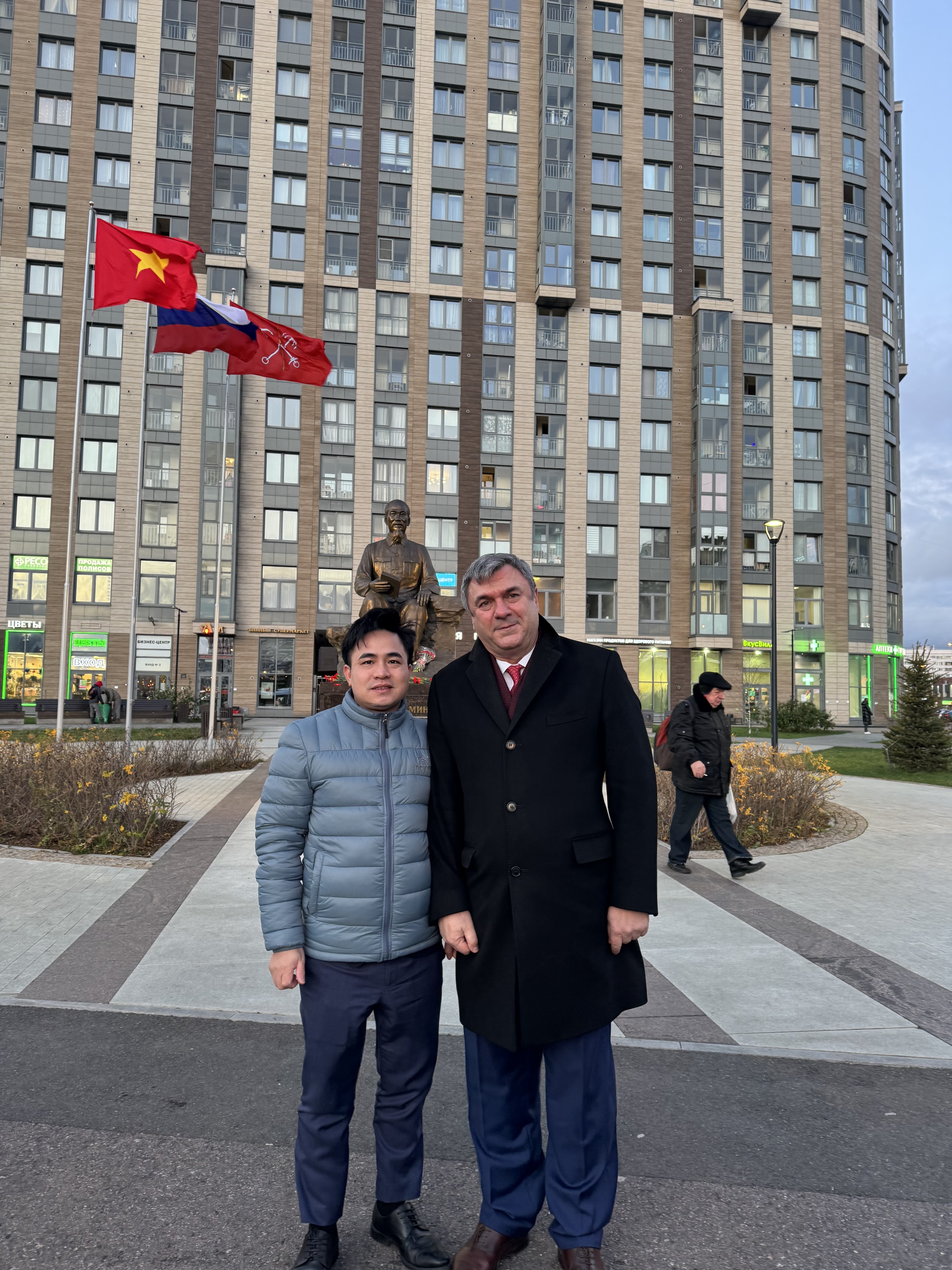 Cùng Phó Chủ tịch Uỷ ban Đối ngoại Saint Petersburg tại Tượng Đài Chủ tịch Hồ Chí Minh