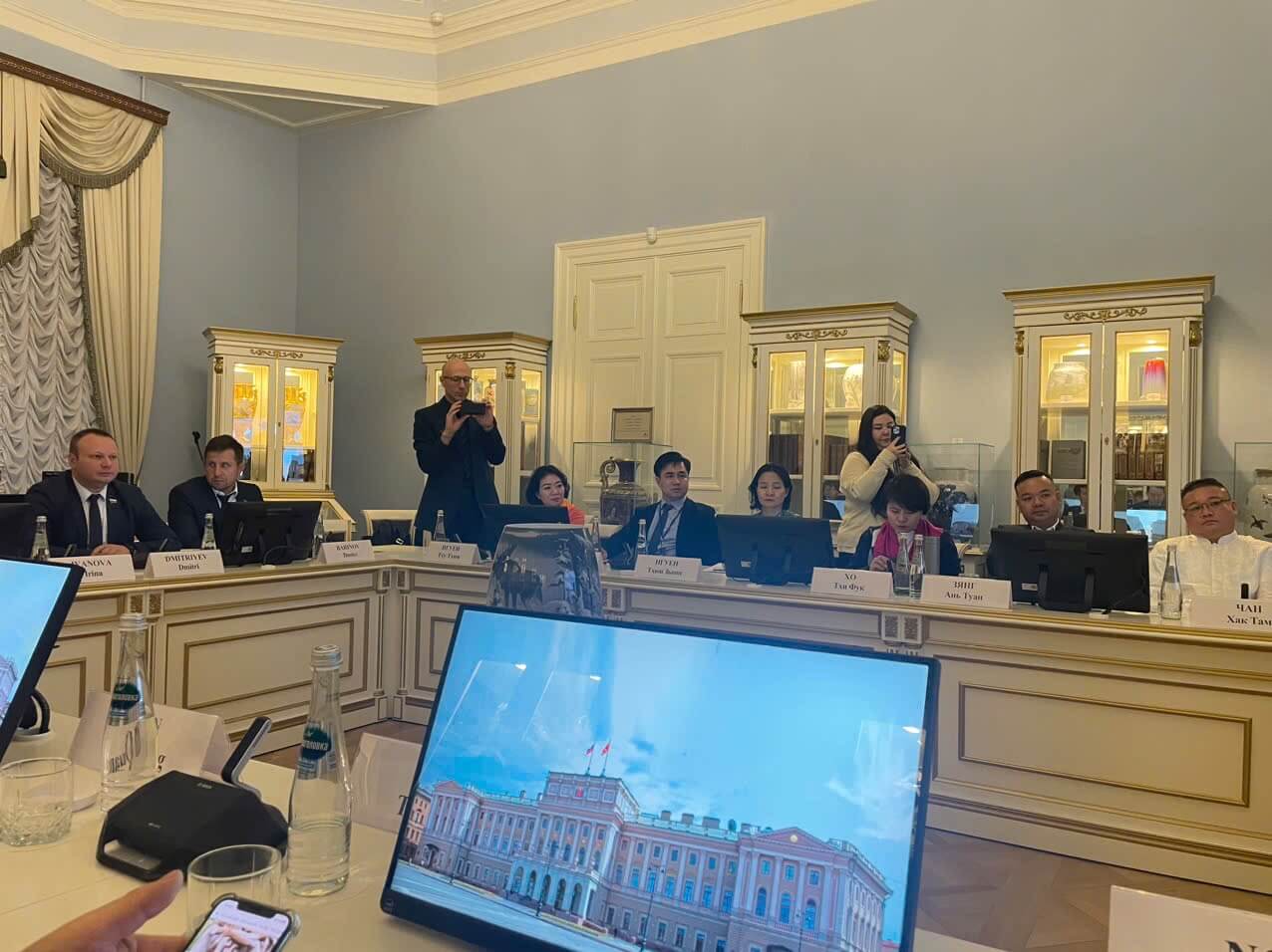 Làm việc với Uỷ ban Lập pháp Thành phố Saint Petersburg