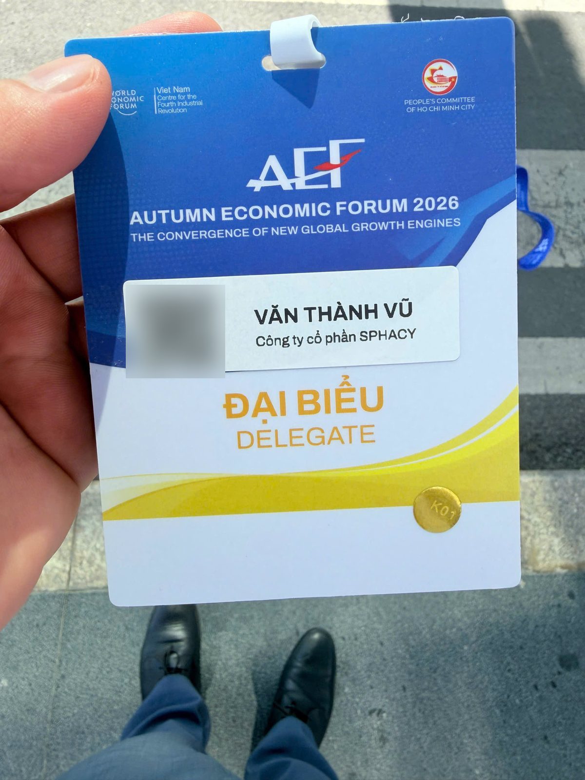 Thẻ đại biểu Diễn đàn Kinh tế mùa Thu 2026 ghi tên Văn Thành Vũ, Công ty Cổ phần SPHACY, mang biểu trưng của Trung tâm Cách mạng Công nghiệp lần thứ 4 Việt Nam thuộc mạng lưới WEF và Ủy ban nhân dân Thành phố Hồ Chí Minh