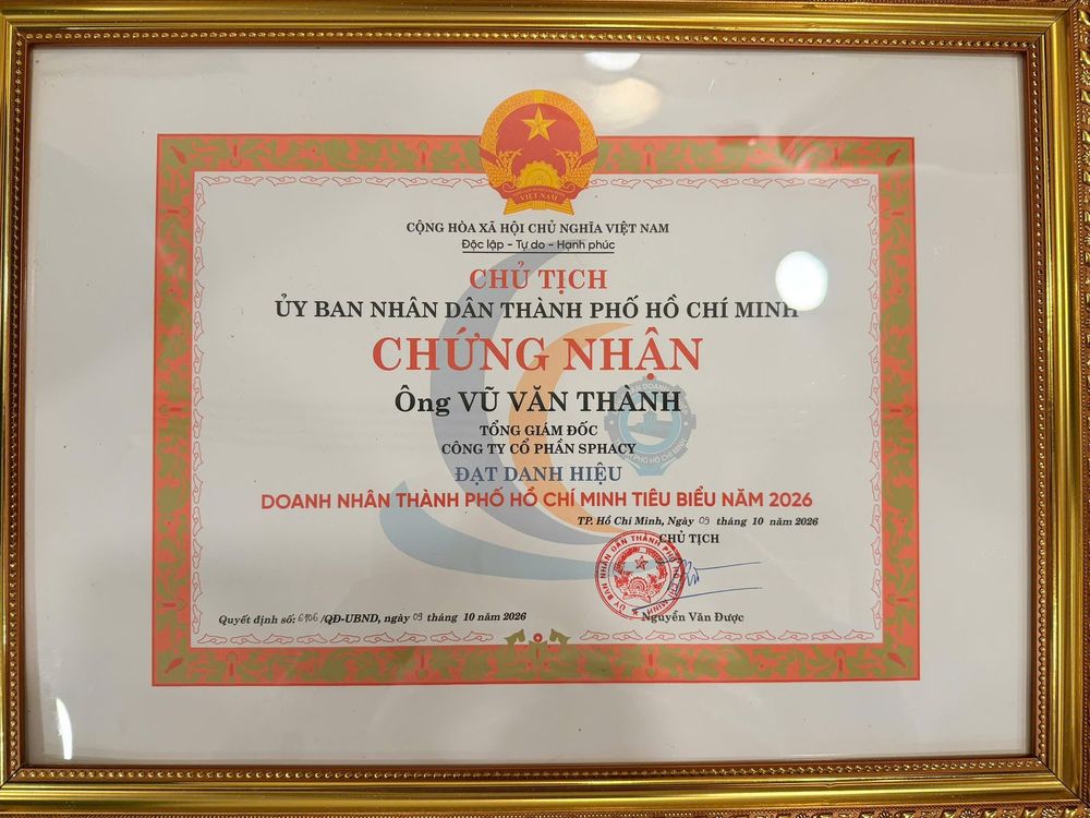 Giấy chứng nhận của Chủ tịch UBND Thành phố Hồ Chí Minh: ông Vũ Văn Thành, Tổng Giám đốc Công ty Cổ phần SPHACY, đạt danh hiệu Doanh nhân Thành phố Hồ Chí Minh tiêu biểu năm 2026 theo Quyết định số 6706/QĐ-UBND ngày 09/10/2026