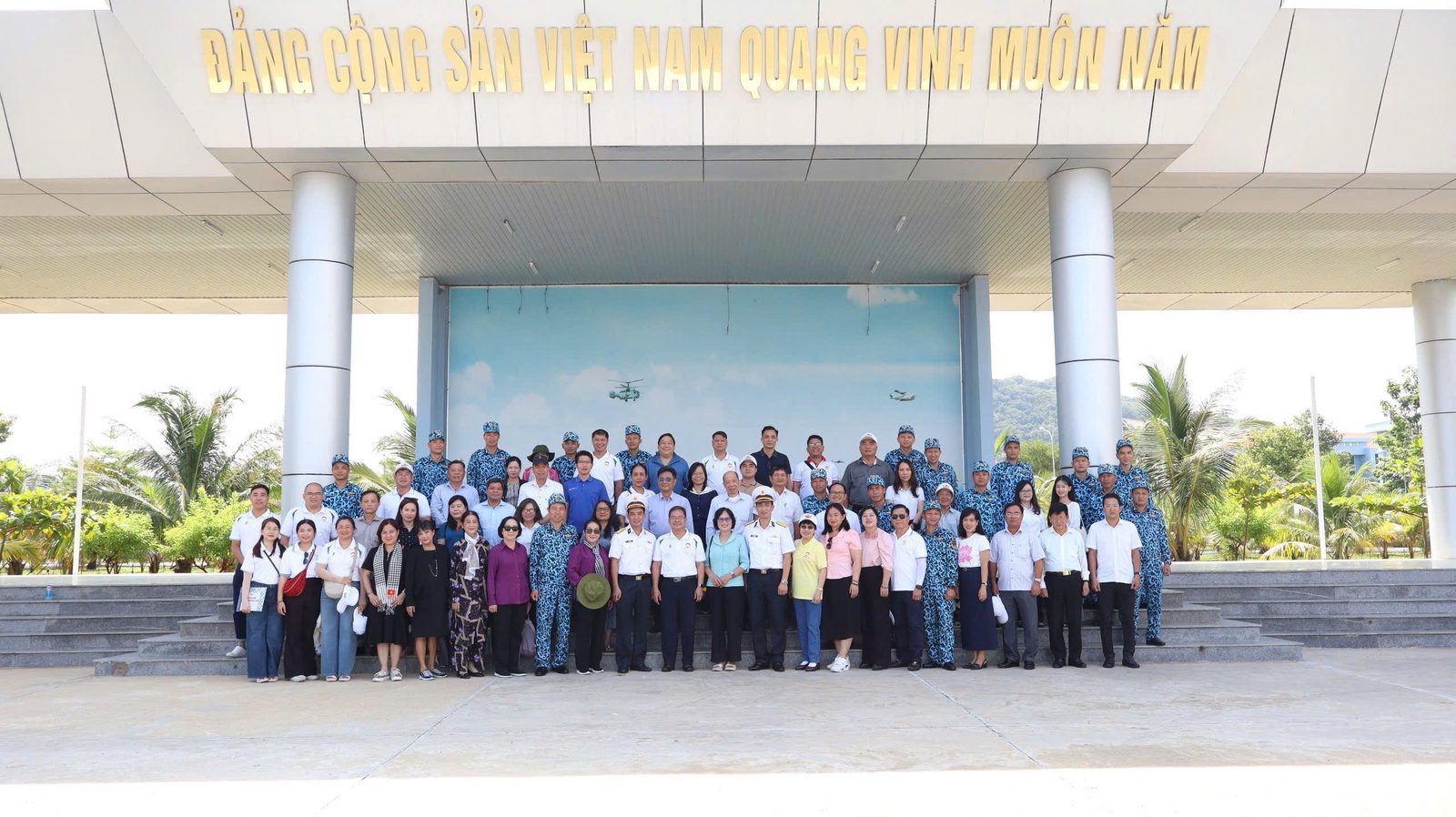 Đoàn công tác chụp ảnh lưu niệm trong khuôn viên đơn vị, ngày 8-8-2026.