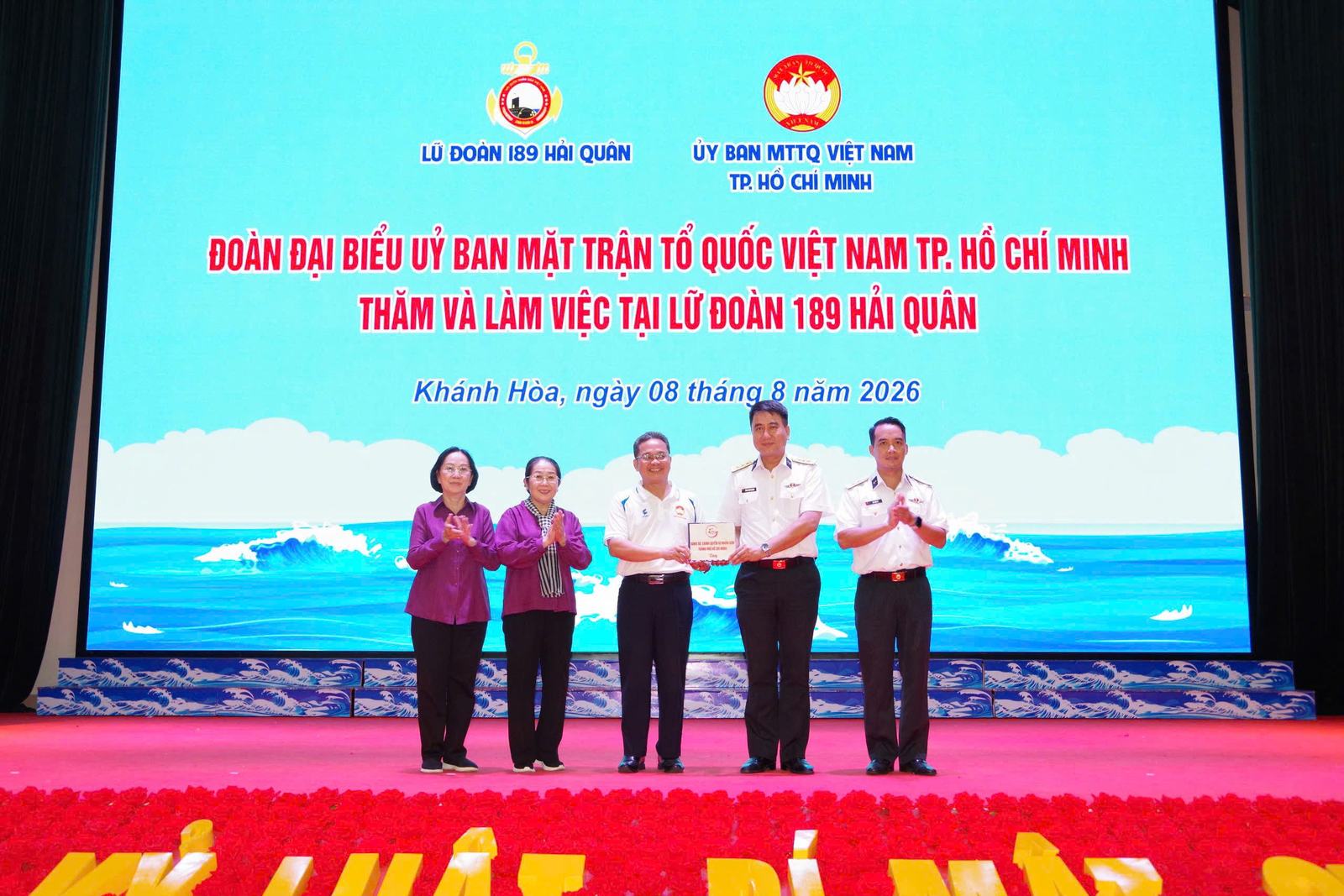 Ông Phạm Minh Tuấn, Phó Chủ tịch Ủy ban MTTQ Việt Nam TP. Hồ Chí Minh, trao biểu trưng của Đảng bộ, Chính quyền và nhân dân Thành phố tặng Lữ đoàn 189 Hải quân