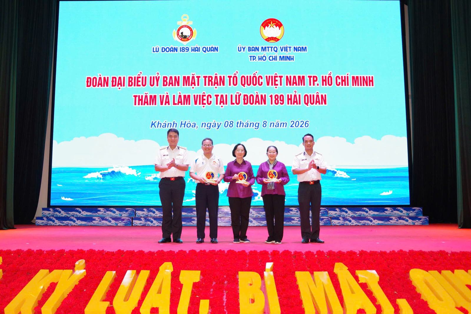 Đoàn đại biểu Ủy ban MTTQ Việt Nam TP. Hồ Chí Minh trao quà lưu niệm tới chỉ huy Lữ đoàn 189 Hải quân, ngày 8-8-2026.