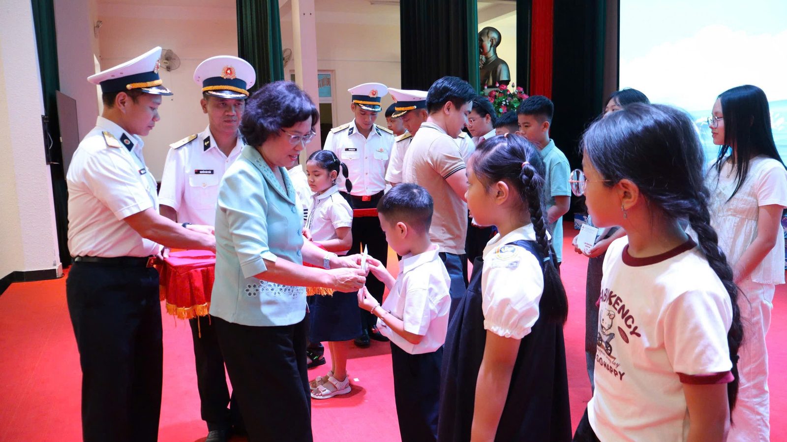 Trao quà cho con em cán bộ, chiến sĩ đơn vị.