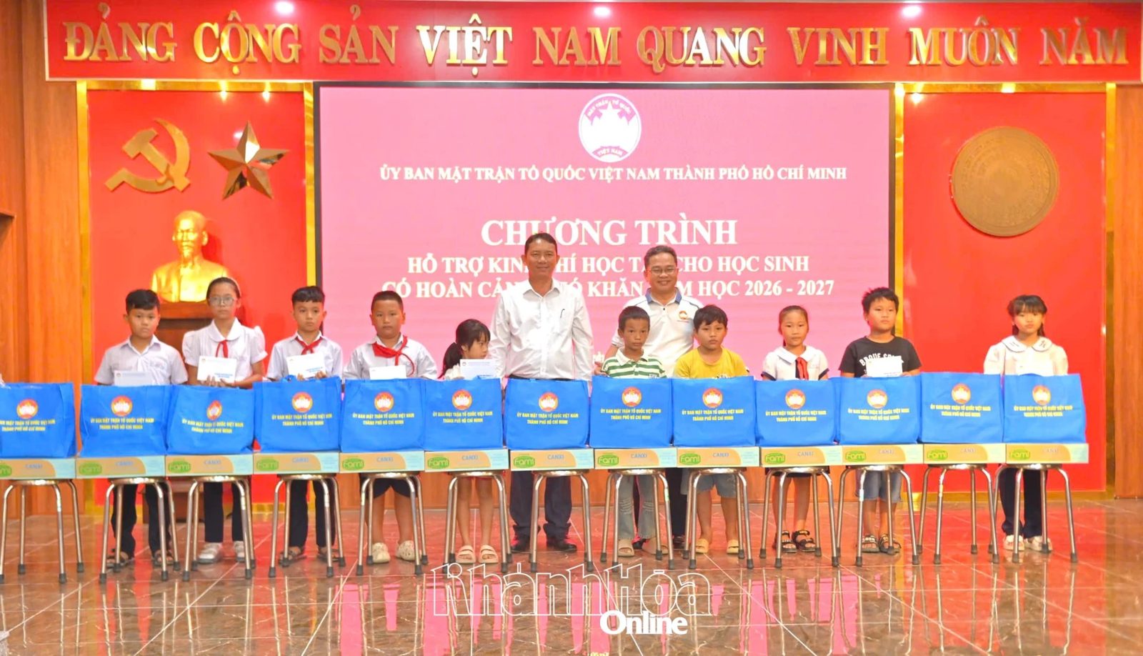 Ông Phạm Minh Tuấn, Phó Chủ tịch Ủy ban MTTQ Việt Nam TP. Hồ Chí Minh, trao quà cho học sinh xã Nam Ninh Hòa