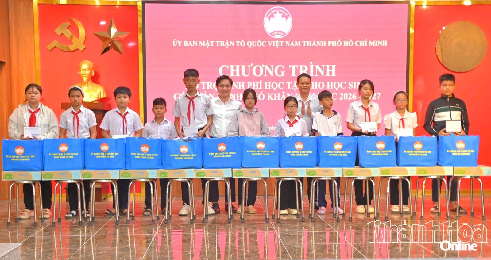 Đại diện Công ty Cổ phần SPHACY TP. Hồ Chí Minh cùng đại diện UBND xã trao quà cho các em học sinh