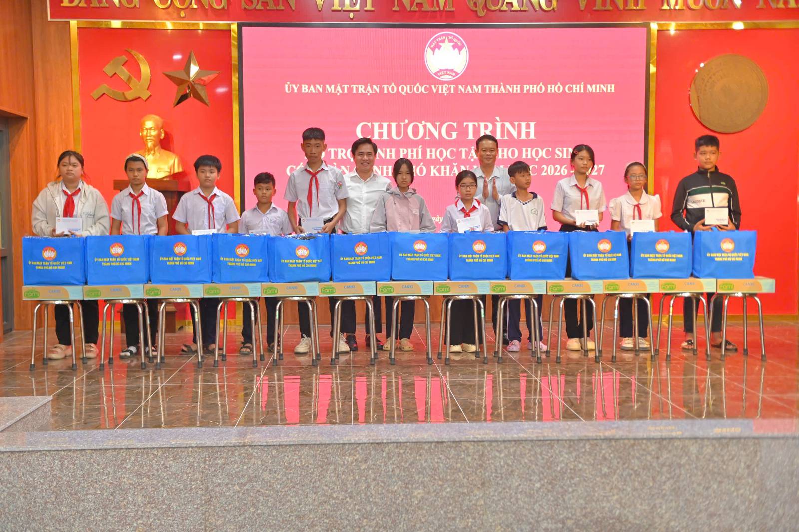 Trao 50 suất hỗ trợ kinh phí học tập cho học sinh có hoàn cảnh khó khăn tại Hội trường Đảng ủy xã Nam Ninh Hòa, sáng 7-8-2026.