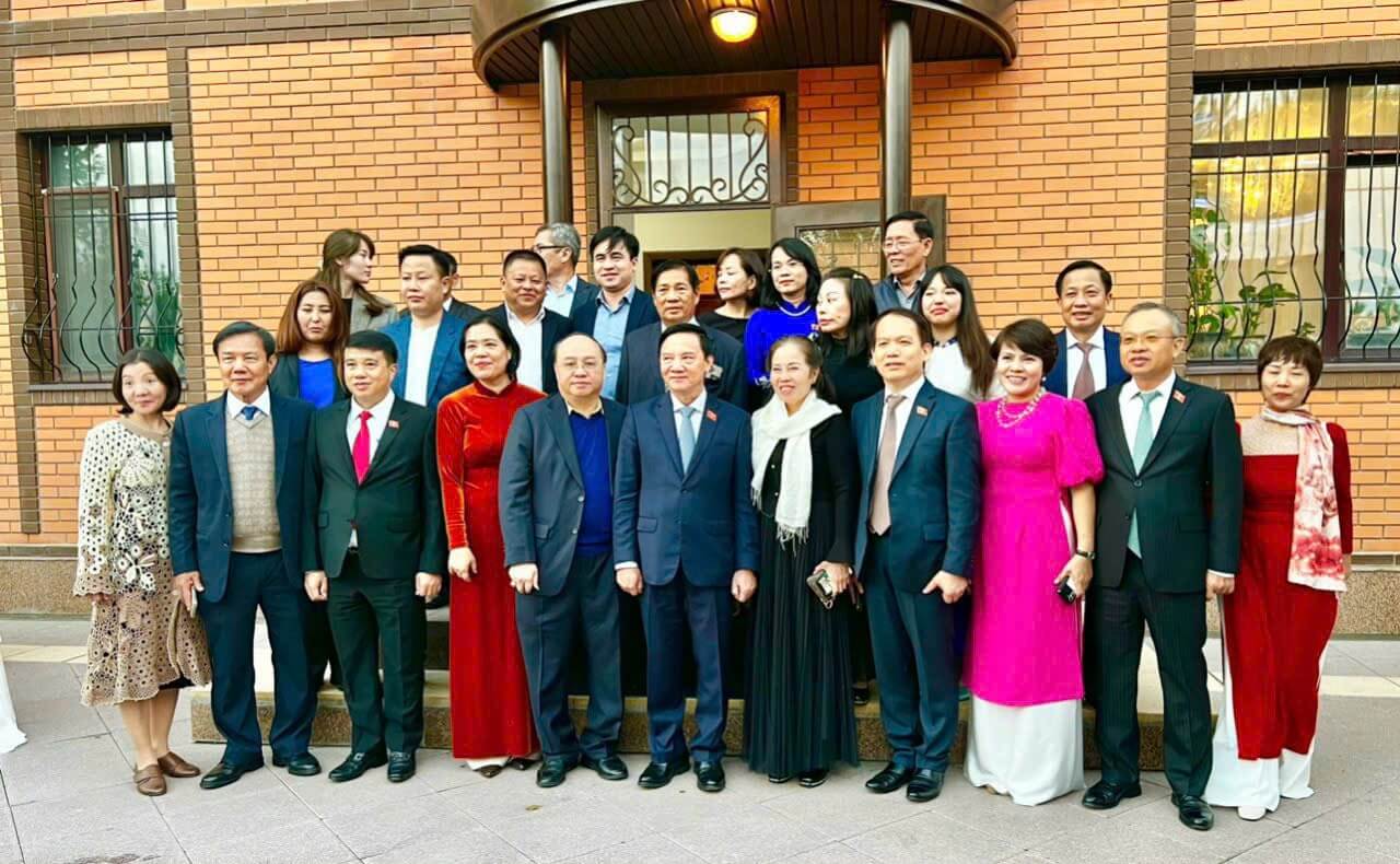 Vũ Văn Thành tháp tùng đoàn Phó Chủ tịch Quốc hội Nguyễn Khắc Định trong chuyến công tác tại Kazakhstan