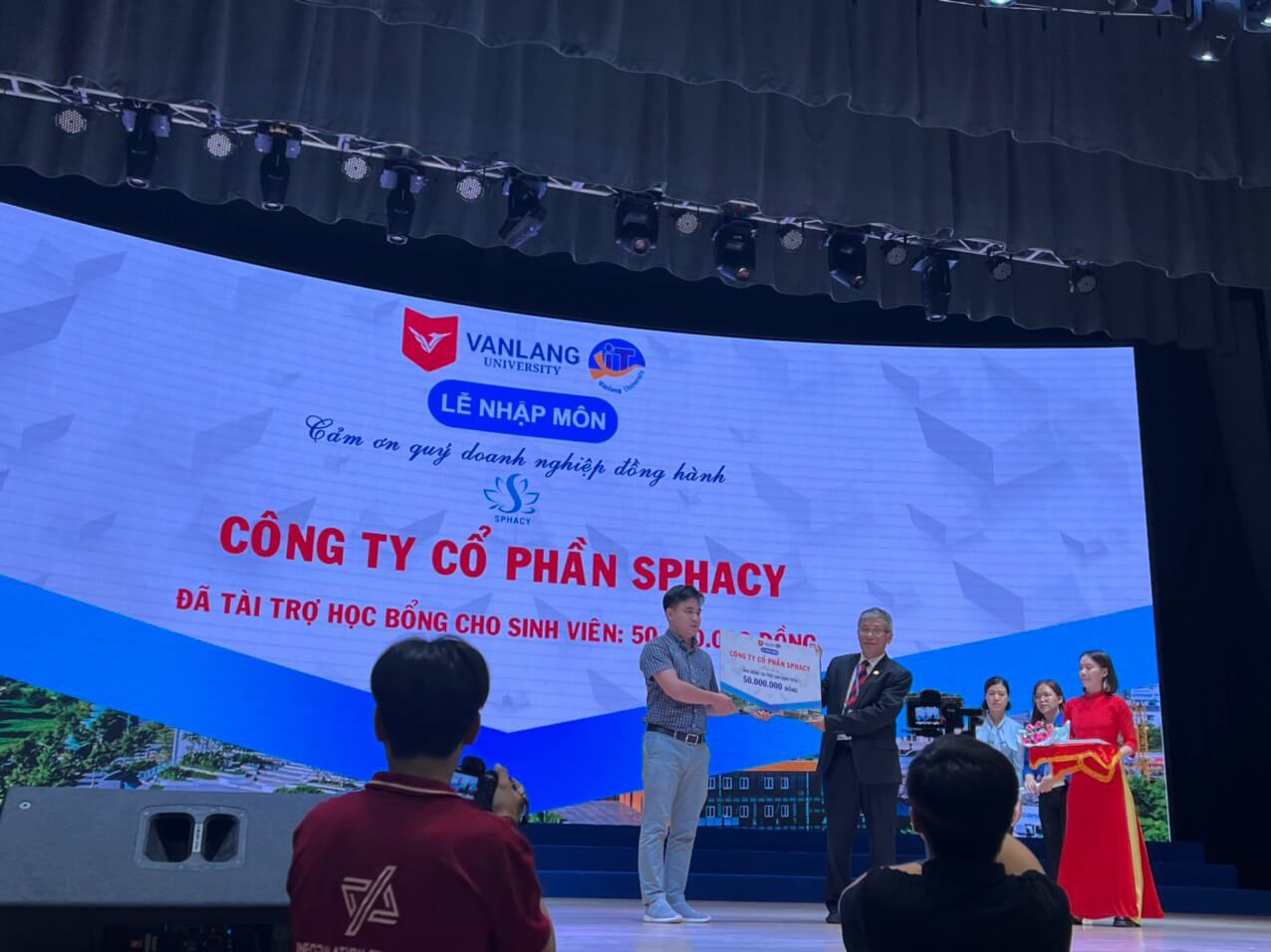 Hoạt động tài trợ học bổng cho học sinh của Vũ Văn Thành